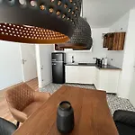Schoene, Neu Sanierte Unterkunft In Belebter Region Apartment