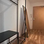 Schoene, Neu Sanierte Unterkunft In Belebter Region Apartment