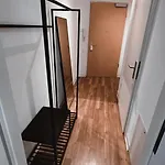 Schoene, Neu Sanierte Unterkunft In Belebter Region Apartment