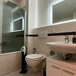 Apartment Schoene, Neu Sanierte Unterkunft In Belebter Region *