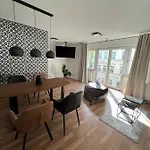 Schoene, Neu Sanierte Unterkunft In Belebter Region Apartment