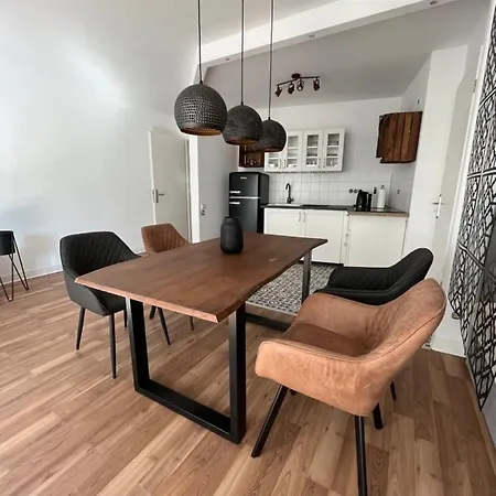 Schoene, Neu Sanierte Unterkunft In Belebter Region Appartement *