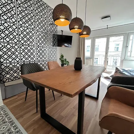 Schoene, Neu Sanierte Unterkunft In Belebter Region Appartement