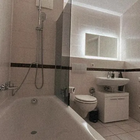 Schoene, Neu Sanierte Unterkunft In Belebter Region Apartment
