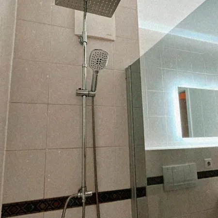 Schoene, Neu Sanierte Unterkunft In Belebter Region Apartment