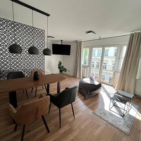 Schoene, Neu Sanierte Unterkunft In Belebter Region Appartement